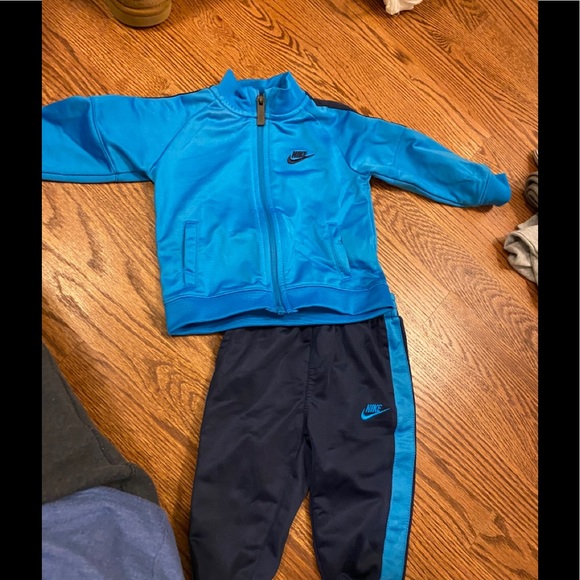 Nike sweatsuit - Picture 1 of 2